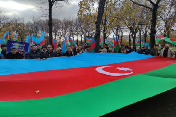 Parisdə etiraz aksiyası keçirən soydaşlarımız bəyanat qəbul ediblər